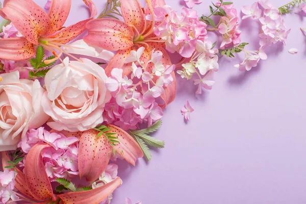 Hermosas Flores Verano Sobre Fondo Papel Color —  Fotos de Stock