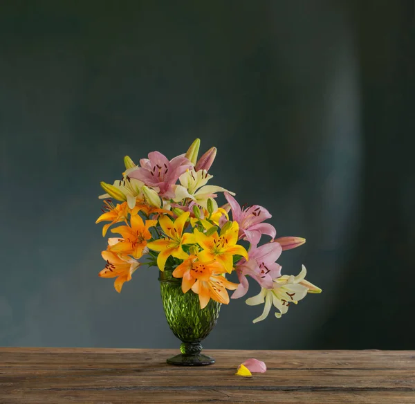 Schöne Lilien Glasgrüner Vase Auf Dunklem Hintergrund — Stockfoto