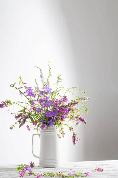 Sommer Wildblumen Weißem Krug Auf Weißem Hintergrund — Stockfoto
