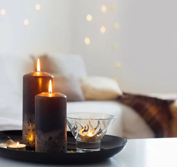 Schwarze Und Goldene Kerzen Auf Weißem Tisch — Stockfoto