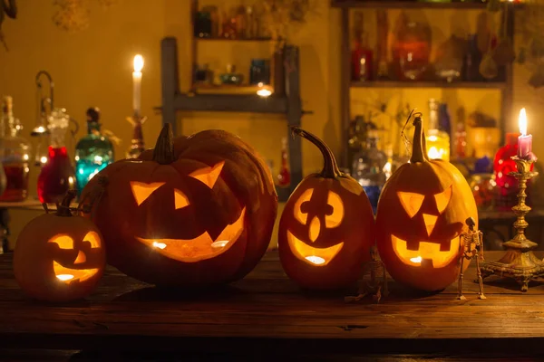 Zucche Halloween Con Candele Pozioni Magiche Notte Coperto — Foto Stock
