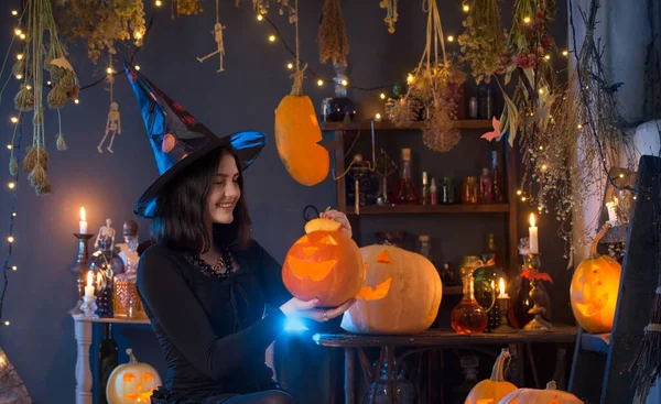 Девочка Подросток Одетая Ведьма Тыквами Фоне Декора Хэллоуин — стоковое фото