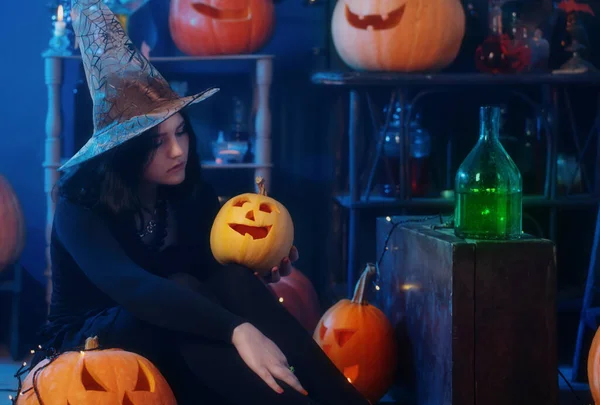Dospívající Dívka Oblečená Jako Čarodějnice Dýněmi Pozadí Výzdoby Halloween — Stock fotografie