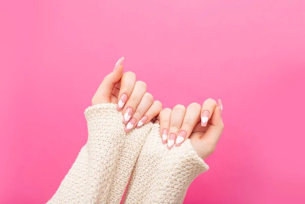 Kobiece Ręce Pięknymi Długimi Paznokciami Manicure Wzorem Serca Zimowych Ubraniach — Zdjęcie stockowe
