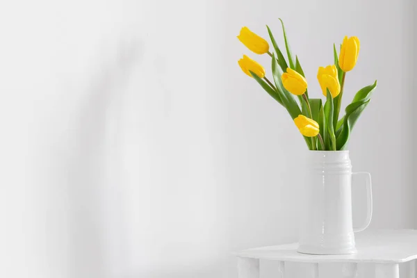 Gele Tulpen Vaas Witte Achtergrond — Stockfoto