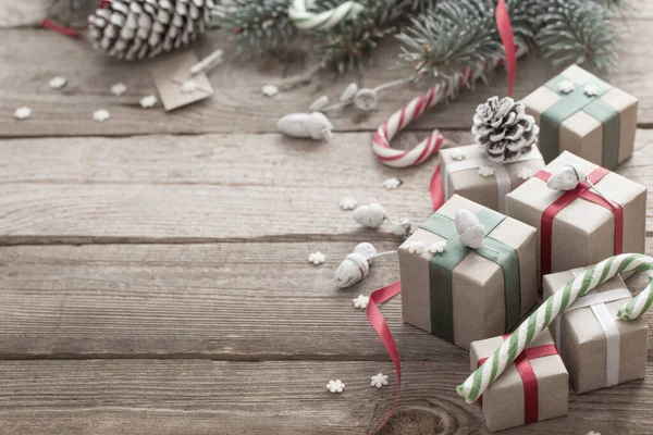 Зеленая Ветка Рождества Подарки Старом Деревянном Фоне — стоковое фото