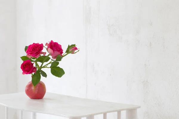 Roze Rozen Roze Vaas Achtergrond Oude Witte Muur — Stockfoto