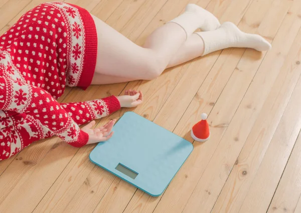 Triest Jong Meisje Kerst Trui Met Blauwe Schaal Voor Gewichtsbeheersing — Stockfoto