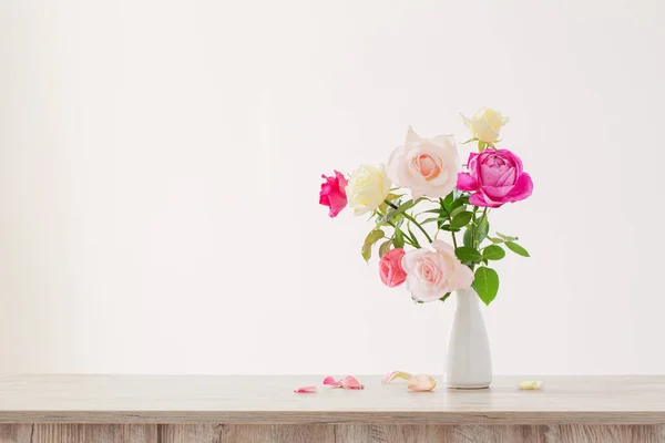 Ροζ Και Λευκά Τριαντάφυλλα Λευκό Κεραμικό Βάζο Λευκό Φόντο — Φωτογραφία Αρχείου