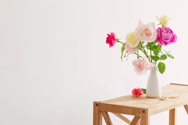 Růžové Bílé Růže Bílé Keramické Vázy Bílém Pozadí — Stock fotografie