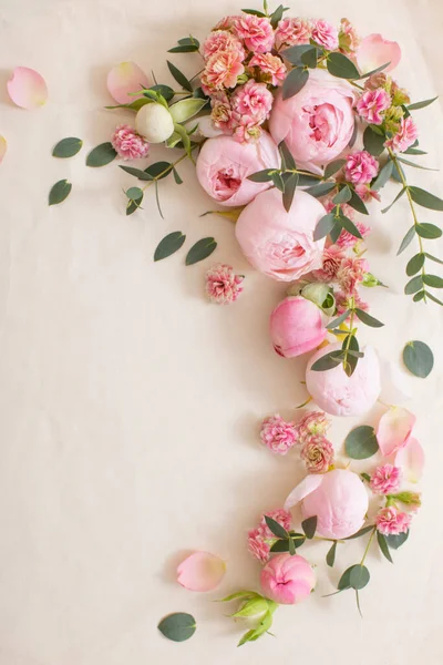 Hermosas Rosas Sobre Papel Viejo Fondo —  Fotos de Stock