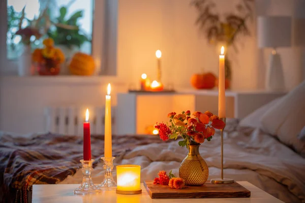 Осенний Хризантем Вазе Горящими Свечами Спальне — стоковое фото