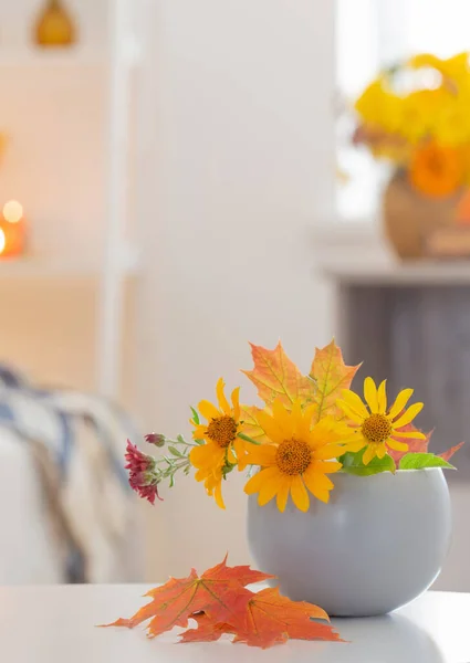 Mooi Herfstboeket Met Bloemen Bladeren Thuis — Stockfoto