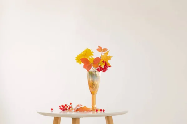 白い背景のグラス花瓶の秋の花束 — ストック写真