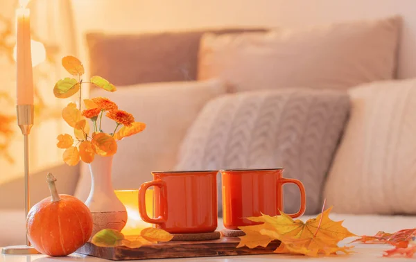 Dos Tazas Naranja Con Bebida Caliente Interior Luz Otoñal —  Fotos de Stock
