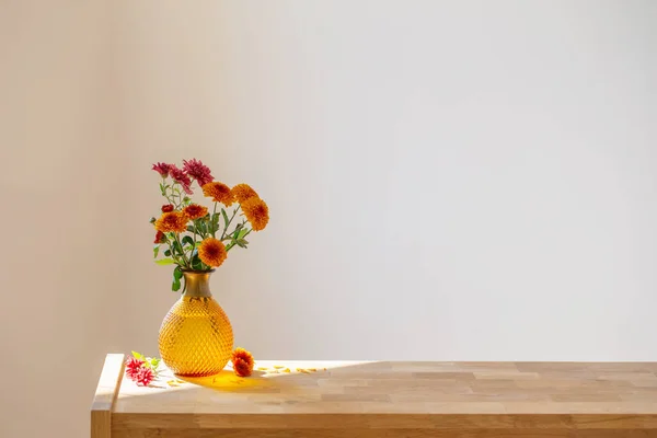 Хризантеми Скляній Вазі Білому Тлі — стокове фото