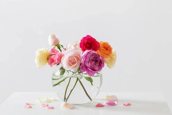 Όμορφα Τριαντάφυλλα Στρογγυλό Γυάλινο Βάζο Λευκό Φόντο — Φωτογραφία Αρχείου