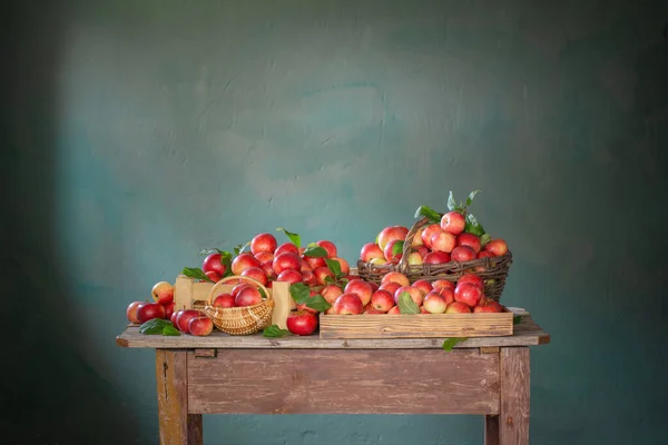 Červená Jablka Starém Dřevěném Stole Pozadí Zelené Stěny — Stock fotografie