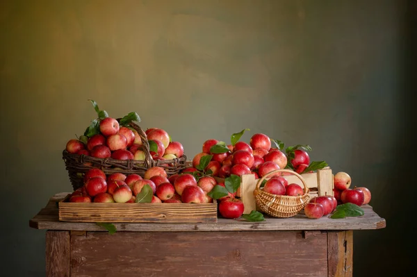 Červená Jablka Starém Dřevěném Stole Pozadí Zelené Stěny — Stock fotografie