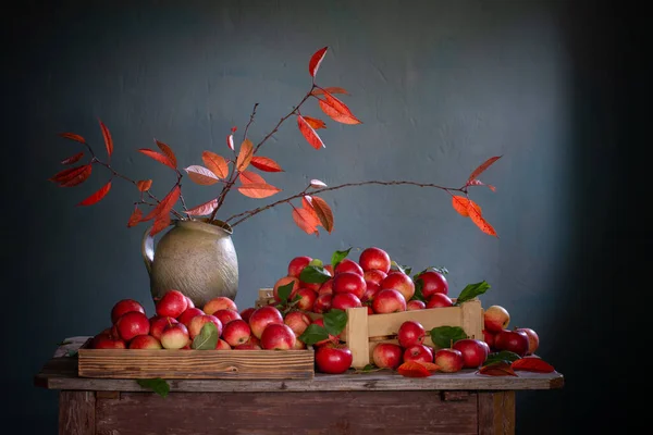 Rote Äpfel Auf Altem Holztisch Vor Blauer Wand — Stockfoto