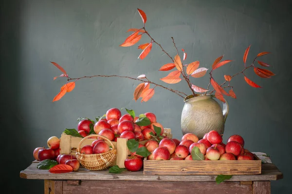 Rote Äpfel Auf Altem Holztisch Vor Grünem Hintergrund — Stockfoto