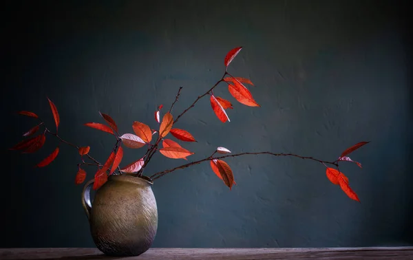 Rote Herbstblätter Keramikkanne Auf Altem Holztisch — Stockfoto