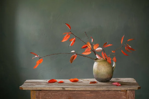 Κόκκινα Φθινοπωρινά Φύλλα Κεραμική Κανάτα Παλιό Ξύλινο Τραπέζι — Φωτογραφία Αρχείου