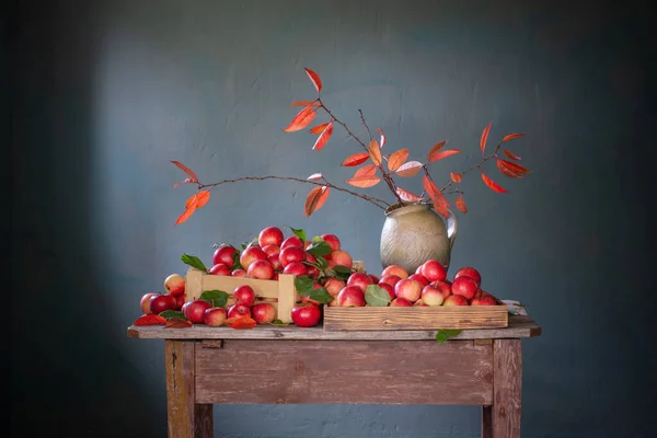 Rote Äpfel Auf Altem Holztisch Vor Blauer Wand — Stockfoto