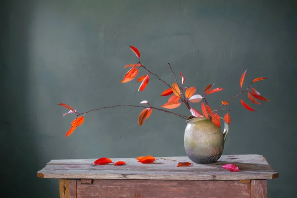 Rode Herfstbladeren Keramische Kruik Oude Houten Tafel — Stockfoto