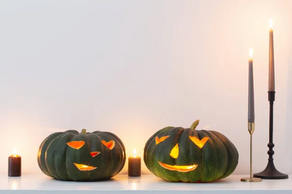 Zwart Halloween Pompoen Met Brandende Kaarsen Wit Interieur — Stockfoto
