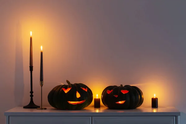 Svart Halloween Pumpa Med Brinnande Ljus Vit Interiör — Stockfoto