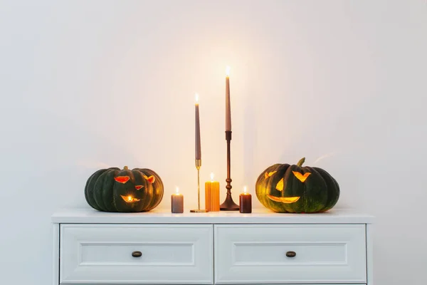 Calabaza Halloween Negro Con Velas Encendidas Interior Blanco —  Fotos de Stock