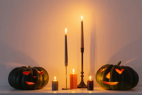 Zucca Nera Halloween Con Candele Ardenti All Interno Bianco — Foto Stock
