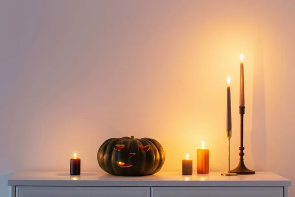 Abóbora Halloween Preto Com Velas Chamas Interior Branco — Fotografia de Stock