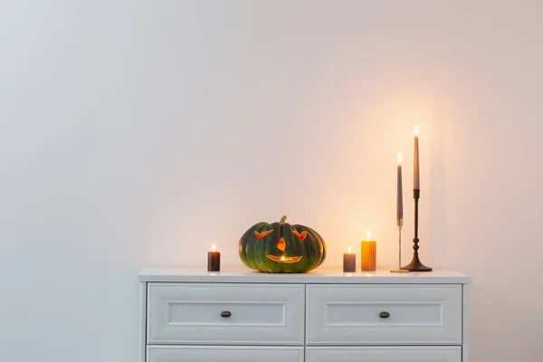 Abóbora Halloween Preto Com Velas Chamas Interior Branco — Fotografia de Stock