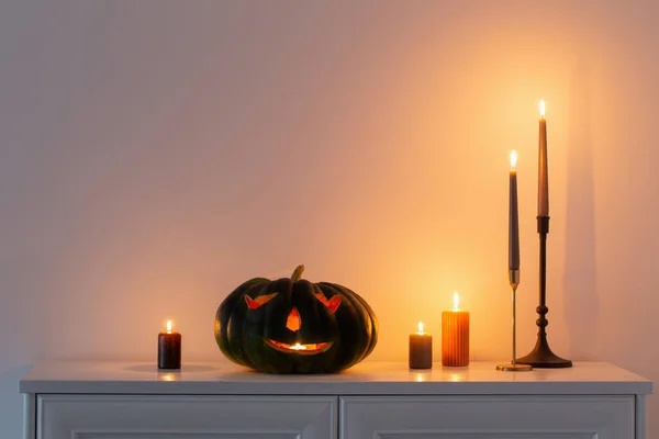 Schwarzer Halloween Kürbis Mit Brennenden Kerzen Weißen Inneren — Stockfoto