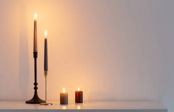 Αναμμένα Κεριά Λευκό Ξύλινο Ράφι Στο Λευκό Εσωτερικό — Φωτογραφία Αρχείου