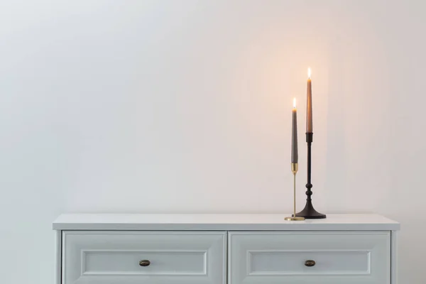 Brandende Kaarsen Witte Houten Plank Wit Interieur — Stockfoto