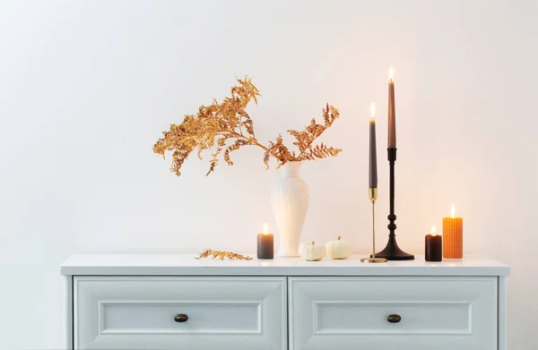 Krásný Podzimní Domácí Dekorace Hořícími Svíčkami Bílém Interiéru — Stock fotografie