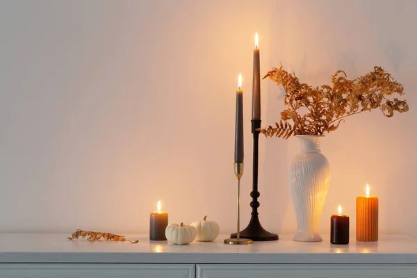 Красивий Осінній Домашній Декор Палаючими Свічками Білому Інтер Єрі — стокове фото