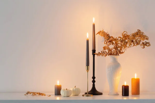 Belle Décoration Automne Maison Avec Des Bougies Allumées Intérieur Blanc — Photo