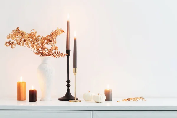 아름다운 과하얀 내부에 촛불을 — 스톡 사진