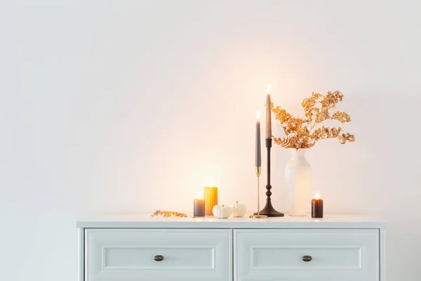 Mooie Herfst Home Decor Met Brandende Kaarsen Wit Interieur — Stockfoto