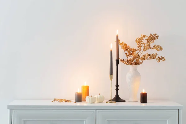 Mooie Herfst Home Decor Met Brandende Kaarsen Wit Interieur — Stockfoto