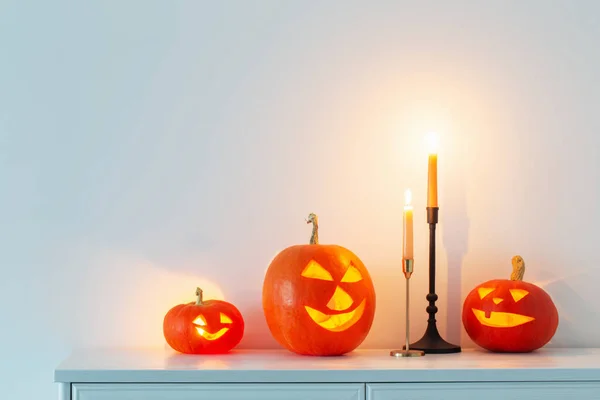 Halloween Pumpor Med Brinnande Ljus Vit Interiör — Stockfoto