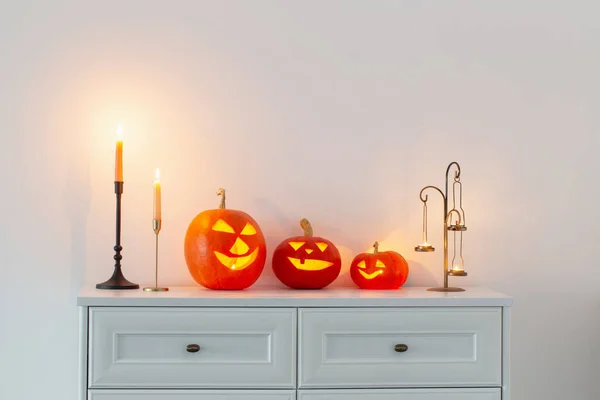 Abóboras Halloween Com Velas Chamas Interior Branco — Fotografia de Stock