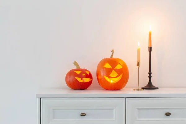 Calabazas Halloween Con Velas Encendidas Interior Blanco —  Fotos de Stock