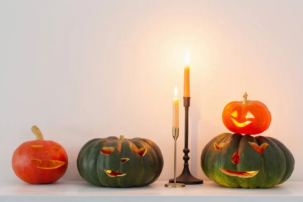 Halloween Pompoenen Met Brandende Kaarsen Wit Interieur — Stockfoto