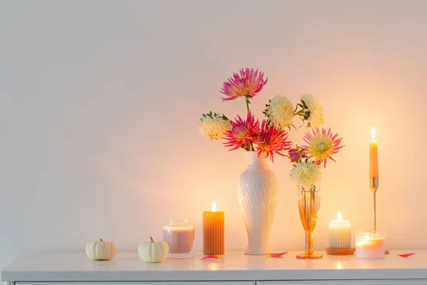 Vacker Inredning Med Blommor Pumpor Ljus Vit Bakgrund — Stockfoto