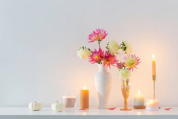 Bela Decoração Com Flores Abóboras Velas Fundo Branco — Fotografia de Stock